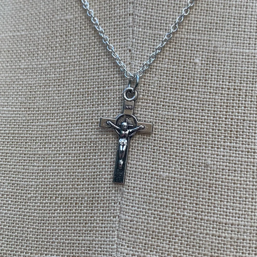 NWT Sterling Silver Plated Chain & Crucifix Alloy Metal Charm Necklace - Picture 4 of 14